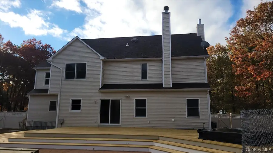 414 Railroad Avenue, Manorville, NY 11934 - Image #3