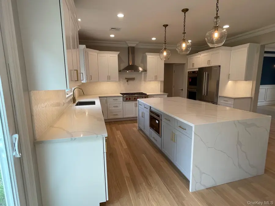 7 Greenway Circle, Syosset, NY 11791 - Image #2