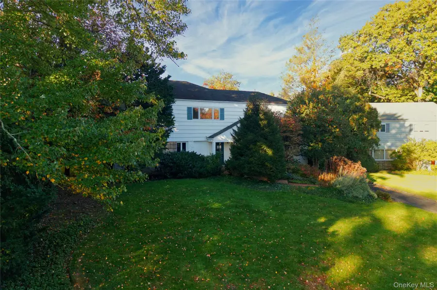 25 Hilltop Drive W, Great Neck, NY 11021 - Image #3