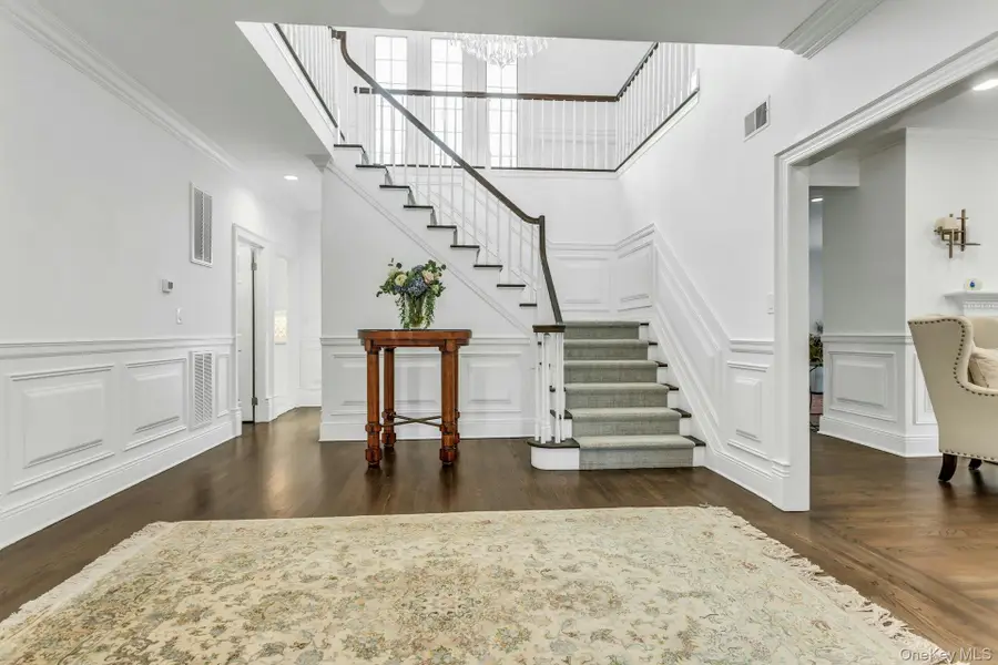 16 Robin Court, Glen Cove, NY 11542 - Image #3