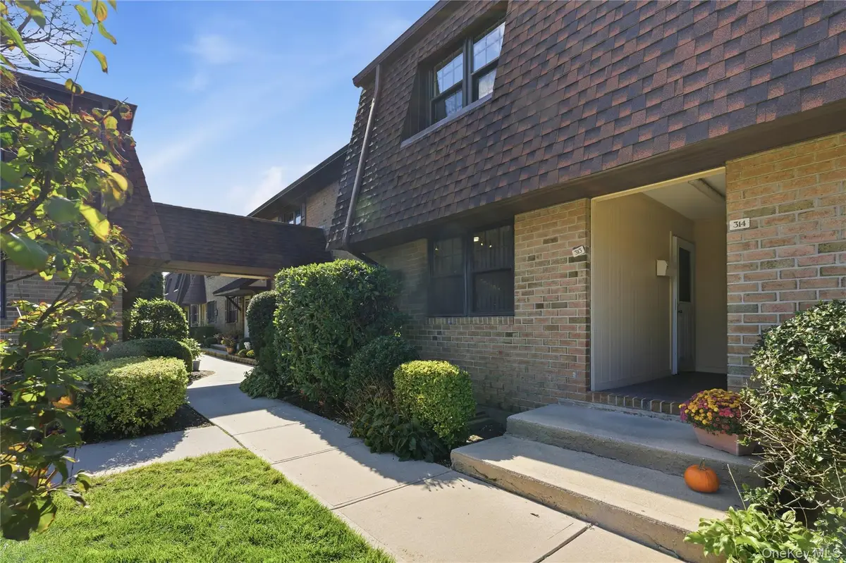 313 Mariners Way, Copiague, NY 11726 - Image #1