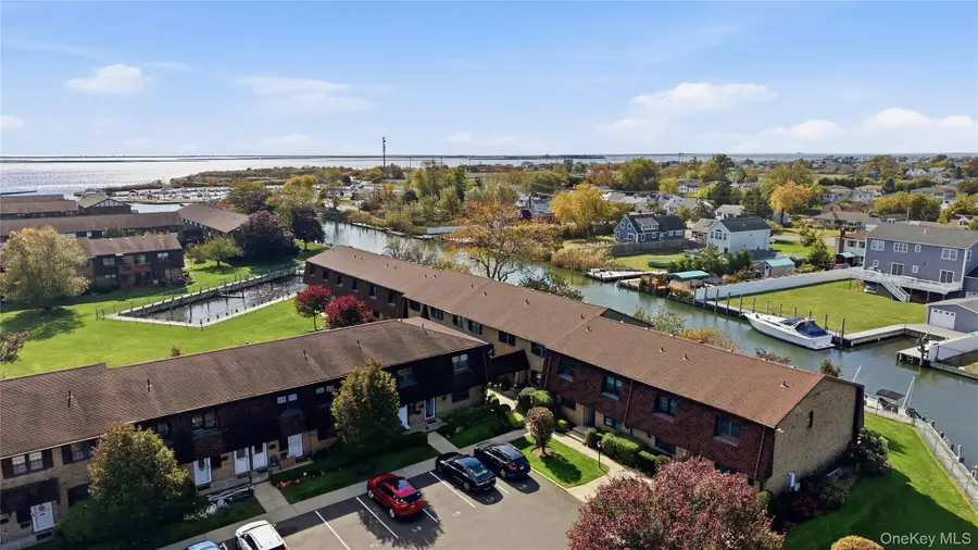 313 Mariners Way, Copiague, NY 11726 - Image #2