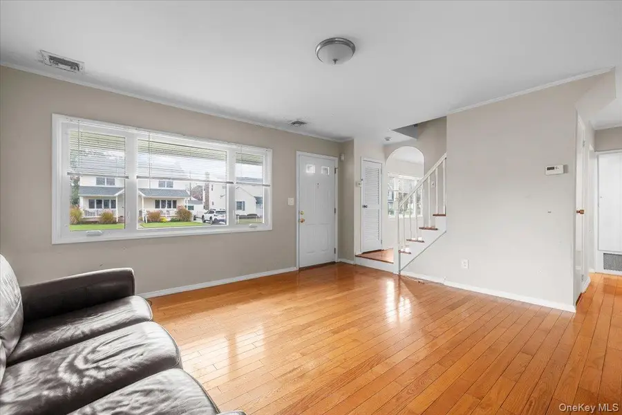 55 Audrey Ave, Plainview, NY 11803 - Image #3