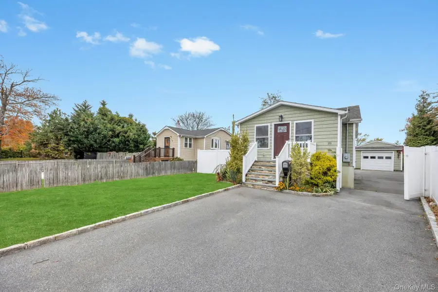 21 Ireland Place, Copiague, NY 11726 - Image #3