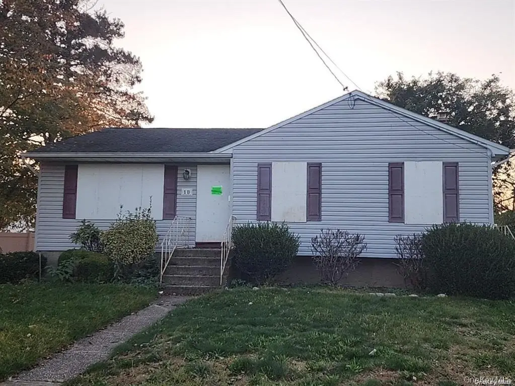 18 Buena Vista Boulevard, Lindenhurst, NY 11757 - Image #1
