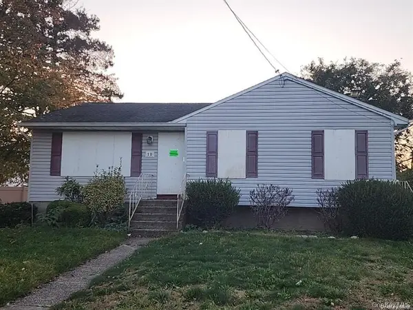 18 Buena Vista Boulevard, Lindenhurst, NY 11757