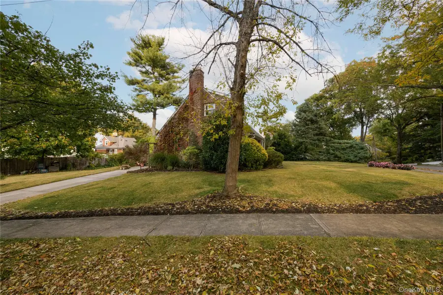 301 Park Lane, Douglaston, NY 11363 - Image #3