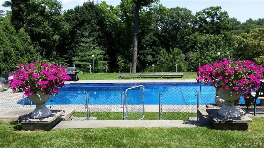 22 Castle Walk, Scarsdale, NY 10583 - Image #3