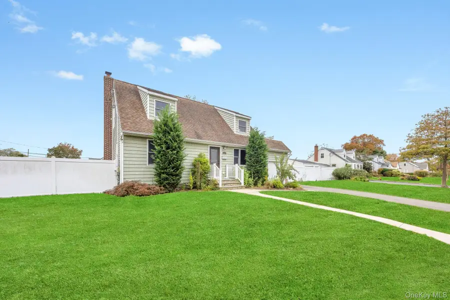 390 Parkside Court, Copiague, NY 11726 - Image #2