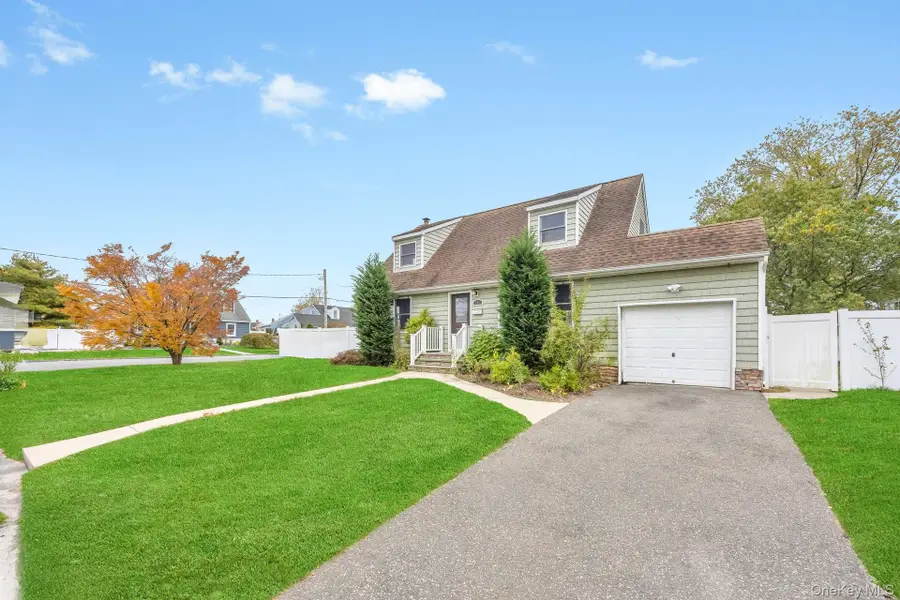 390 Parkside Court, Copiague, NY 11726 - Image #3