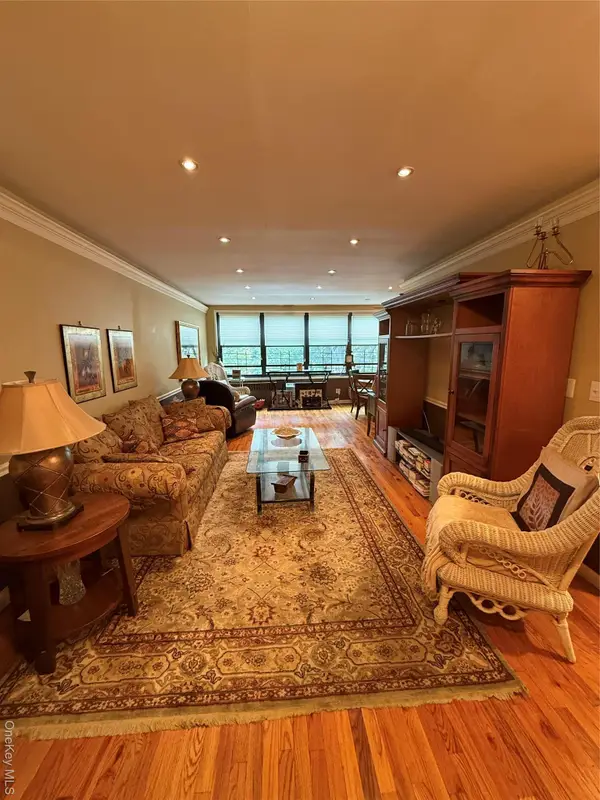 75-34 Bell Blvd #6H, Bayside, NY 11364