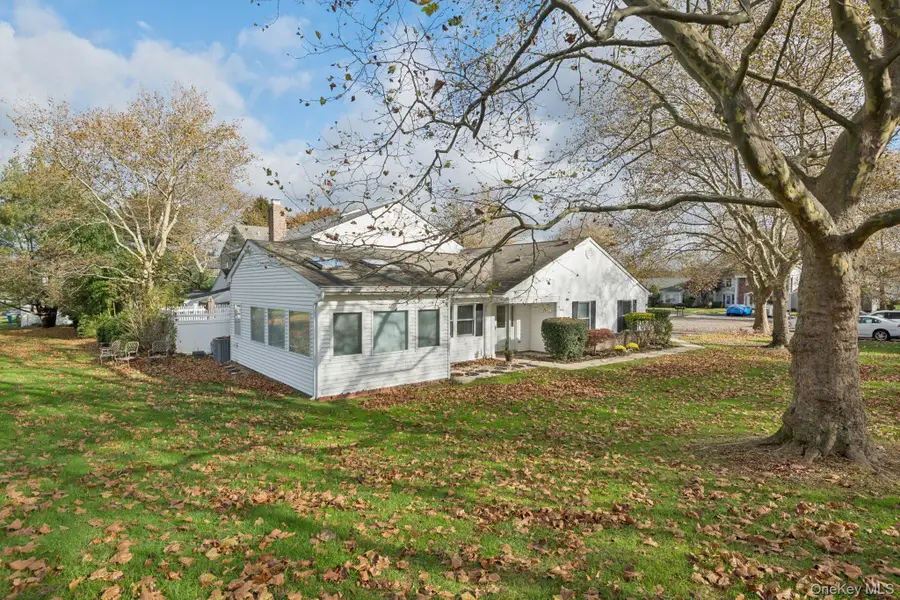 5 Fredricksburg Court, Coram, NY 11727 - Image #2