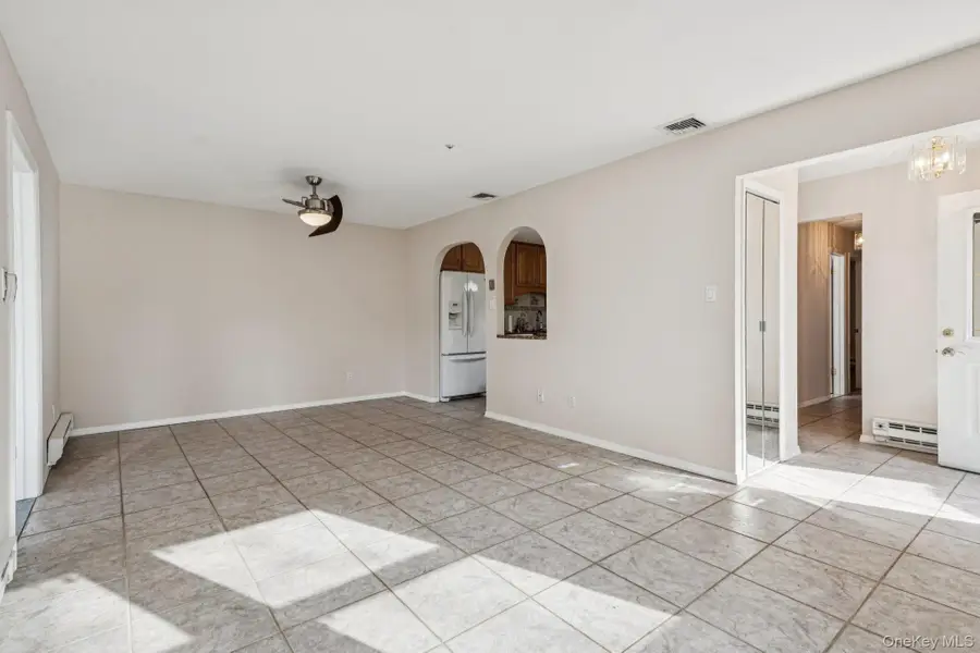 5 Fredricksburg Court, Coram, NY 11727 - Image #3