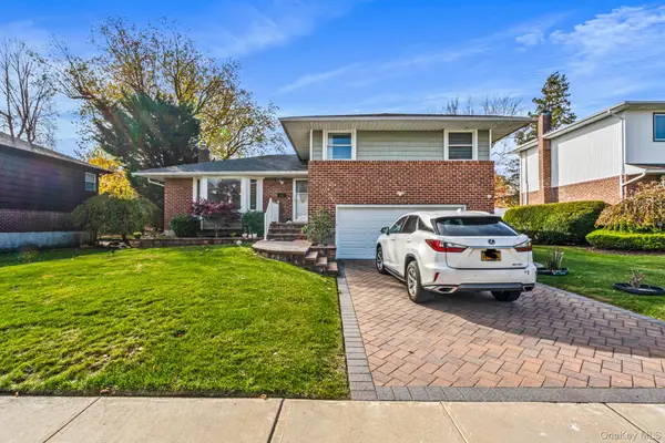 15 Vista Road, Plainview, NY 11803