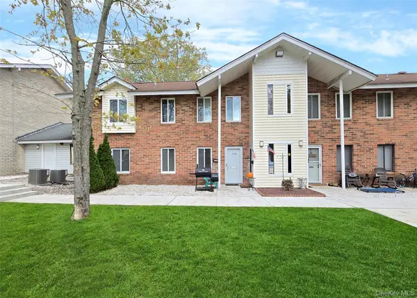 27 Cheyenne Court #27, Coram, NY 11727