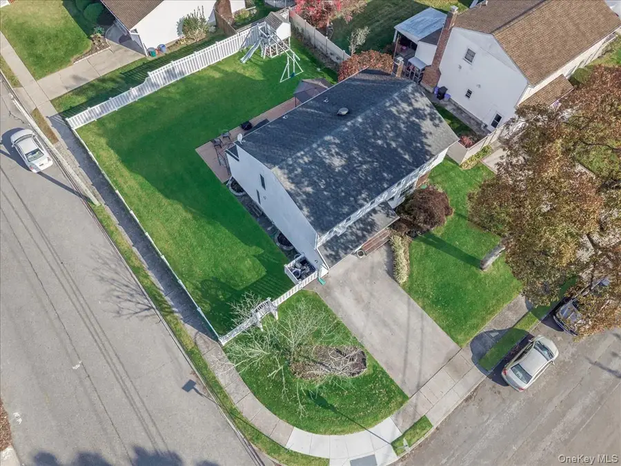 23 Paul Court, North Babylon, NY 11703 - Image #2