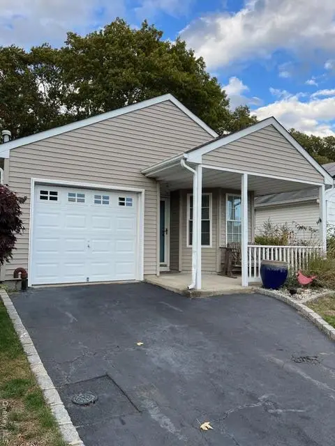 426 Village Circle N, Manorville, NY 11949 - Image #2