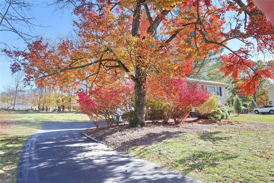 6 Roxbury Court, Chestnut Ridge, NY 10977 - Image #2