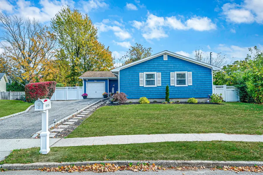 7 Hester Lane, Ronkonkoma, NY 11779 - Image #2