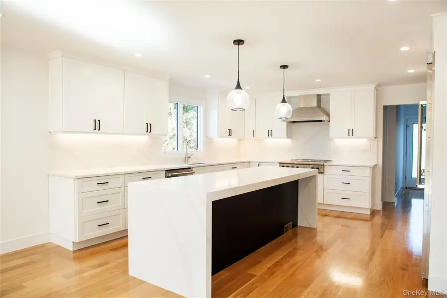 6 Clearmeadow Court, Woodbury, NY 11797 - Image #3