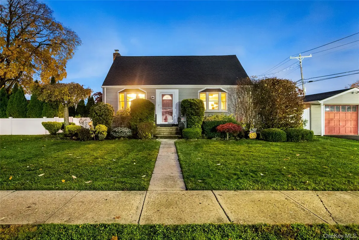 186 Robin Place, Levittown, NY 11756 - Image #1