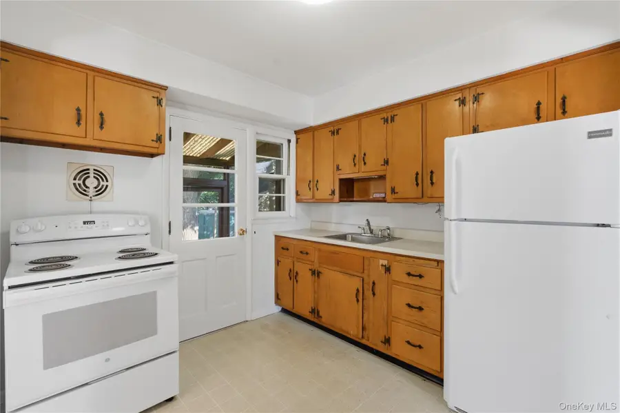 65 Grant Avenue, Albertson, NY 11507 - Image #3