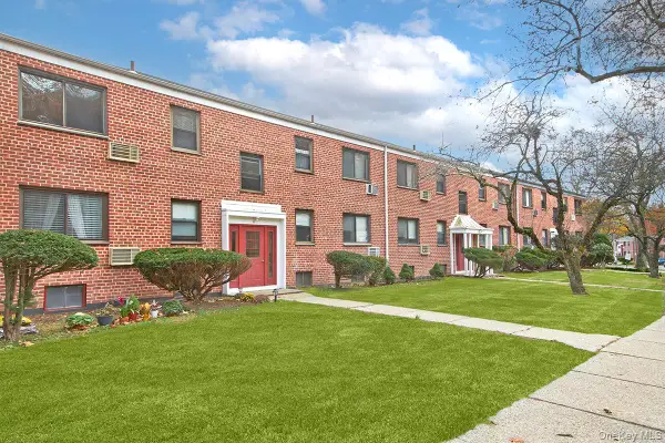 4 Lawrence Drive #C, White Plains, NY 10603