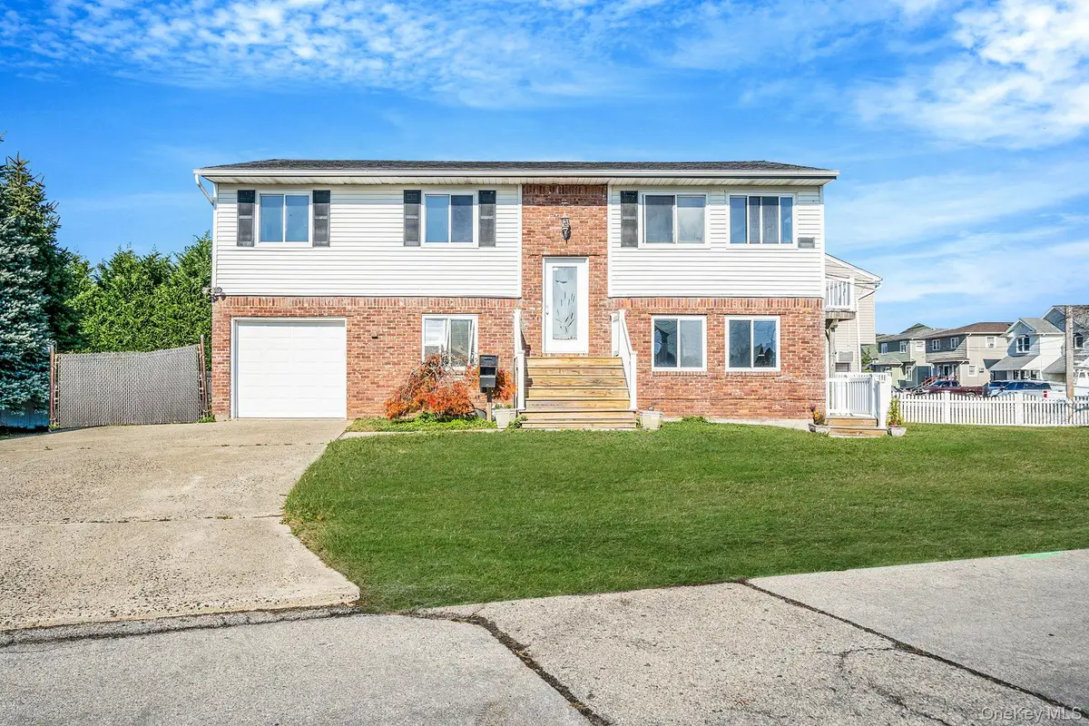 4 Bay Place, Lindenhurst, NY 11757 - Image #1