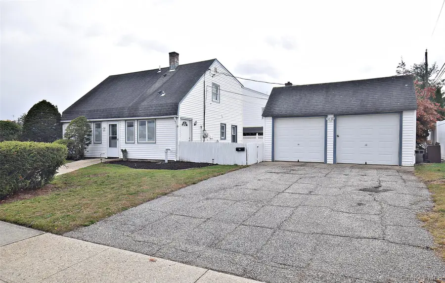 87 Parkside Drive N, Levittown, NY 11756 - Image #2