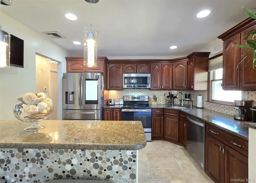 39 Anna Street, Bay Shore, NY 11706 - Image #3