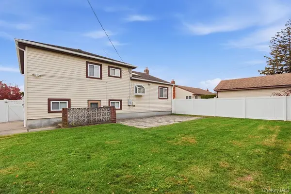 29 Lehigh Lane, Hicksville, NY 11801