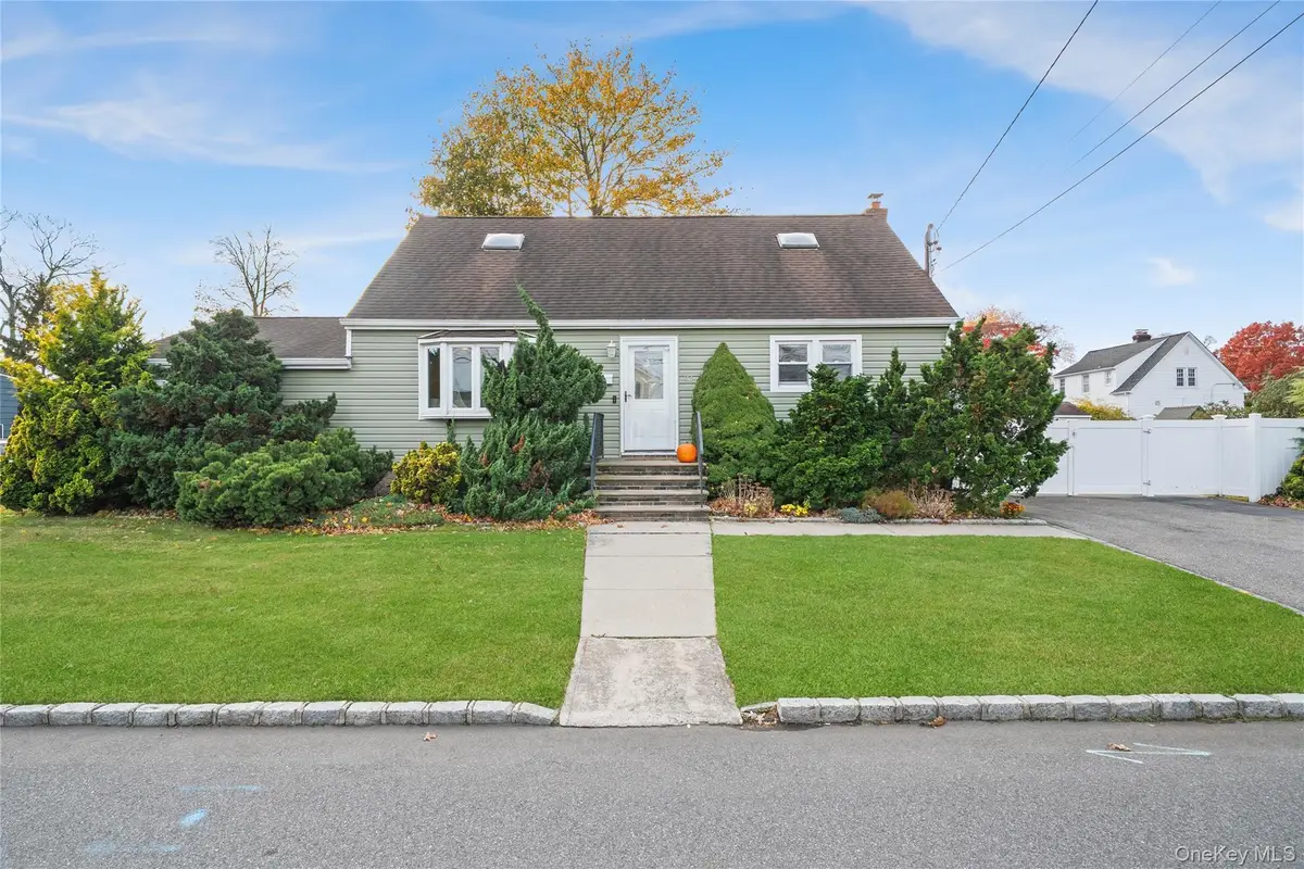 32 Beachwood Drive, Babylon, NY 11702 - #1