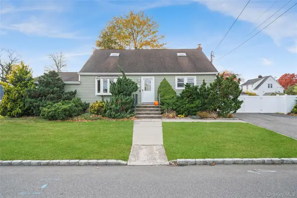 32 Beachwood Drive, Babylon, NY 11702