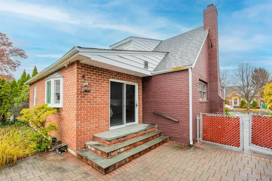 35 Lipton Lane, Williston Park, NY 11596 - Image #2