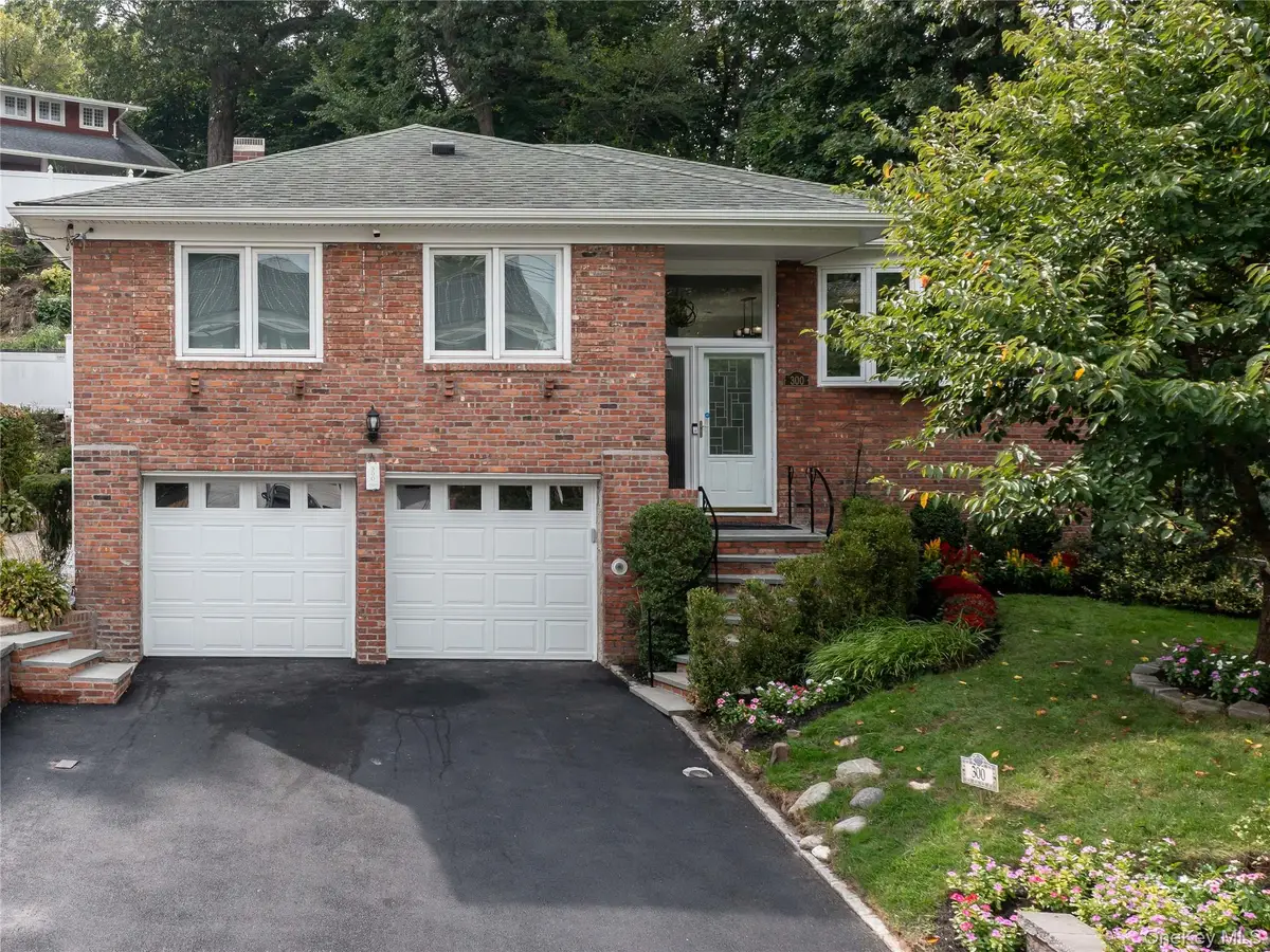 300 Thompson Shore Road, Manhasset, NY 11030 - Image #1