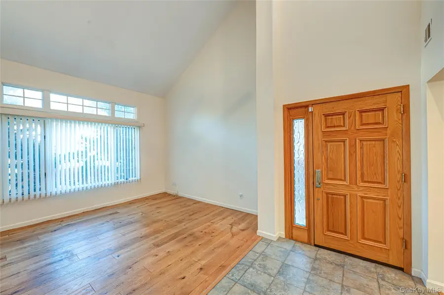 4 Cedar Ridge Lane, Bay Shore, NY 11706 - Image #2