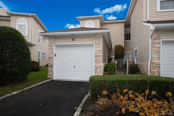 51 Windwatch Dr. Drive #51, Hauppauge, NY 11788