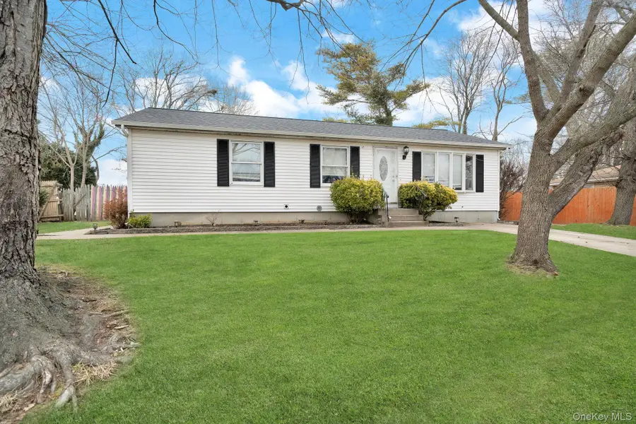 7 Kristin Court, Bay Shore, NY 11706 - Image #2