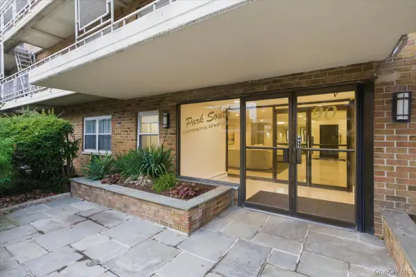 90 S Park Avenue #B2, Rockville Centre, NY 11570