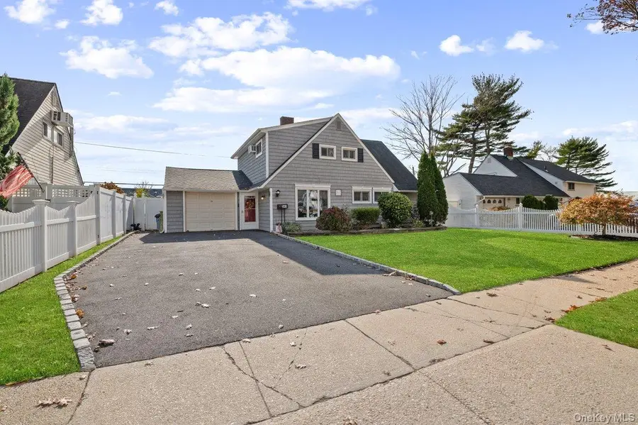 341 Red Maple Drive S, Wantagh, NY 11793 - Image #2