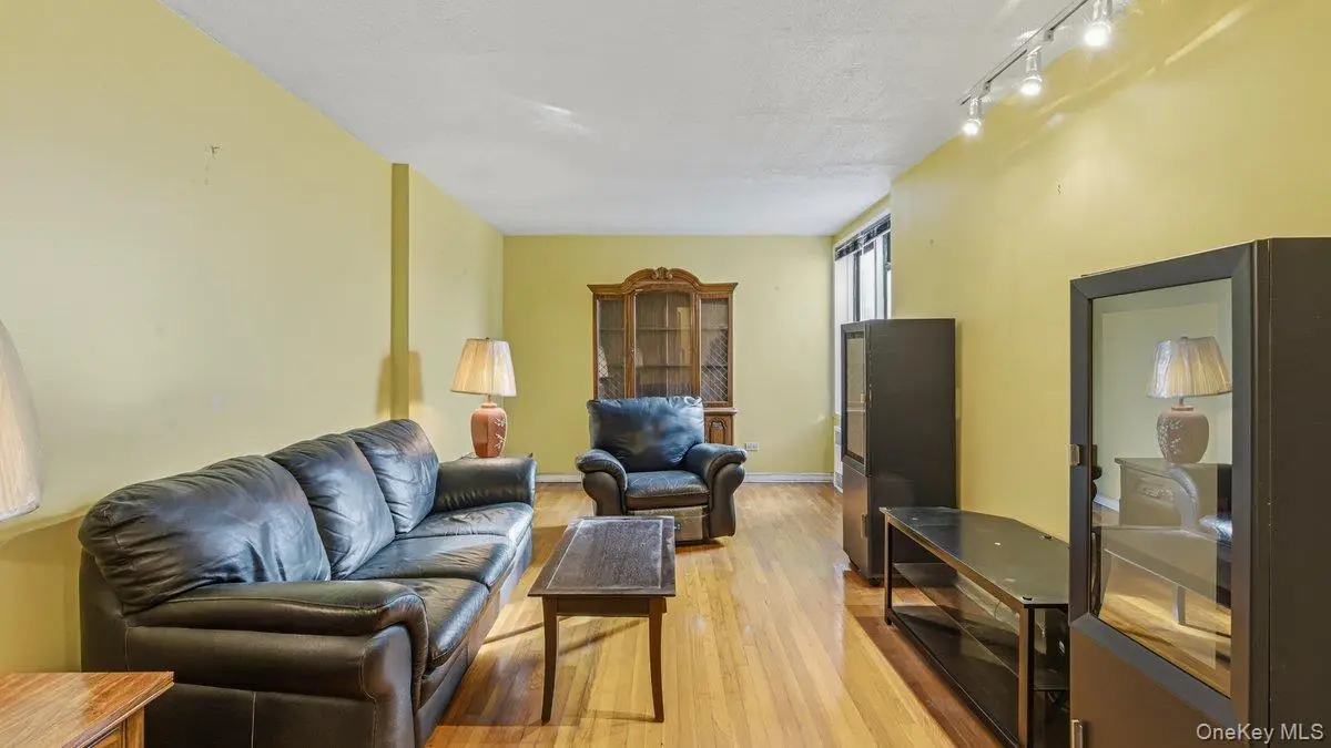 83-35 139 Street #1D, Briarwood, NY 11435 - Image #1