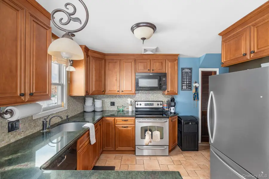 208 Island Parkway W, Island Park, NY 11558 - Image #3
