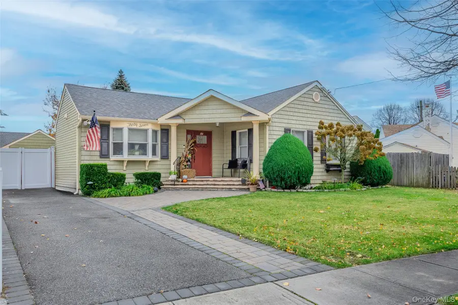 37 Beachwood Drive, Babylon, NY 11702 - Image #2