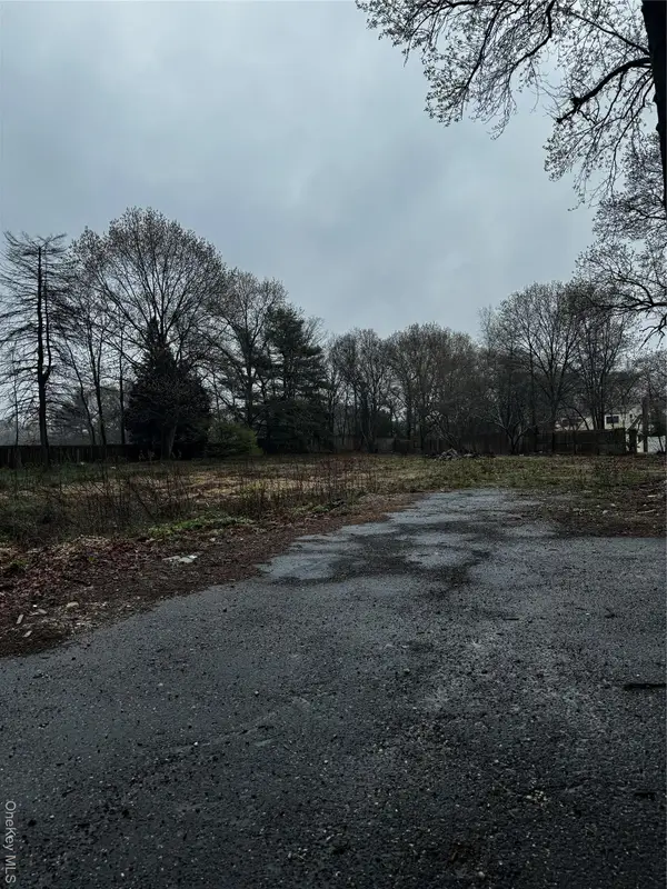 98 Hettys Path, Farmingville, NY 11738