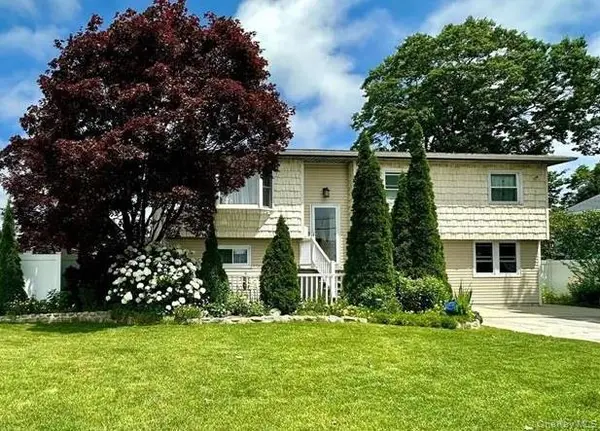 648 Molloy Street, Copiague, NY 11726