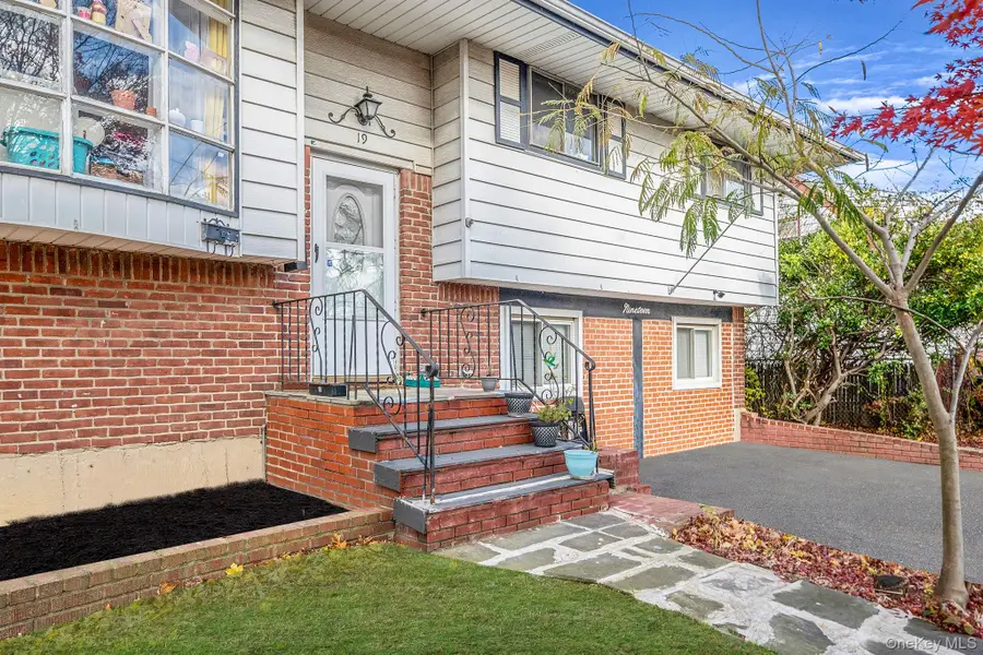 19 Amsterdam Avenue, West Babylon, NY 11704 - Image #3