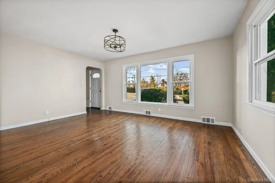 6 Central Court, Valley Stream, NY 11580 - Image #3