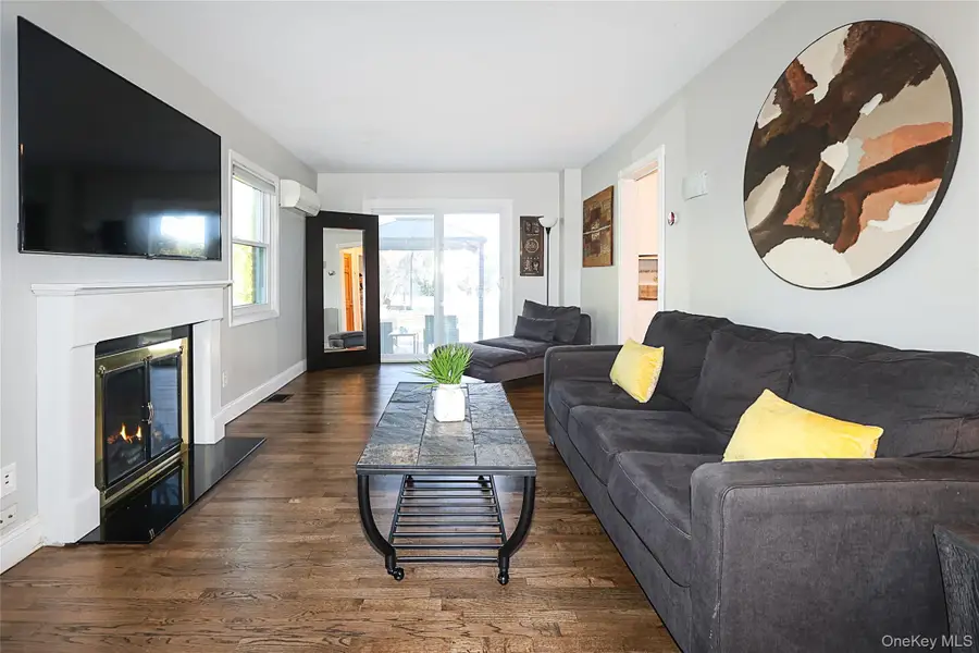 174 Parkside Drive, Roslyn Heights, NY 11577 - Image #3