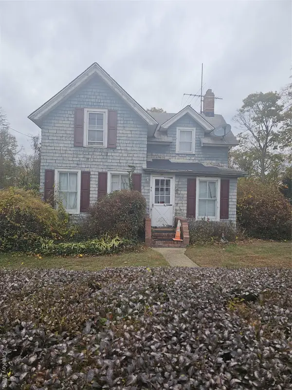 45 Arnold Avenue, West Babylon, NY 11704