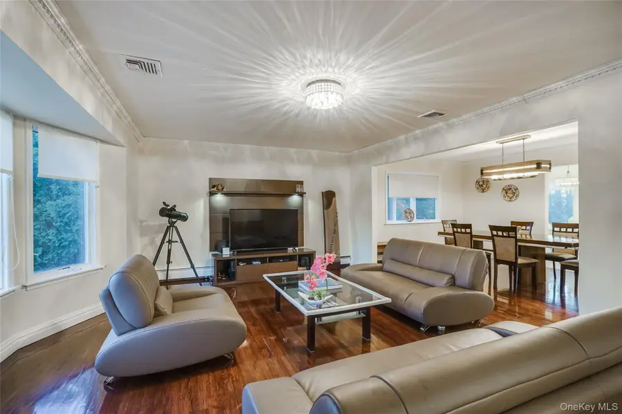 1041 Glen Cove Avenue, Roslyn Harbor, NY 11576 - Image #2